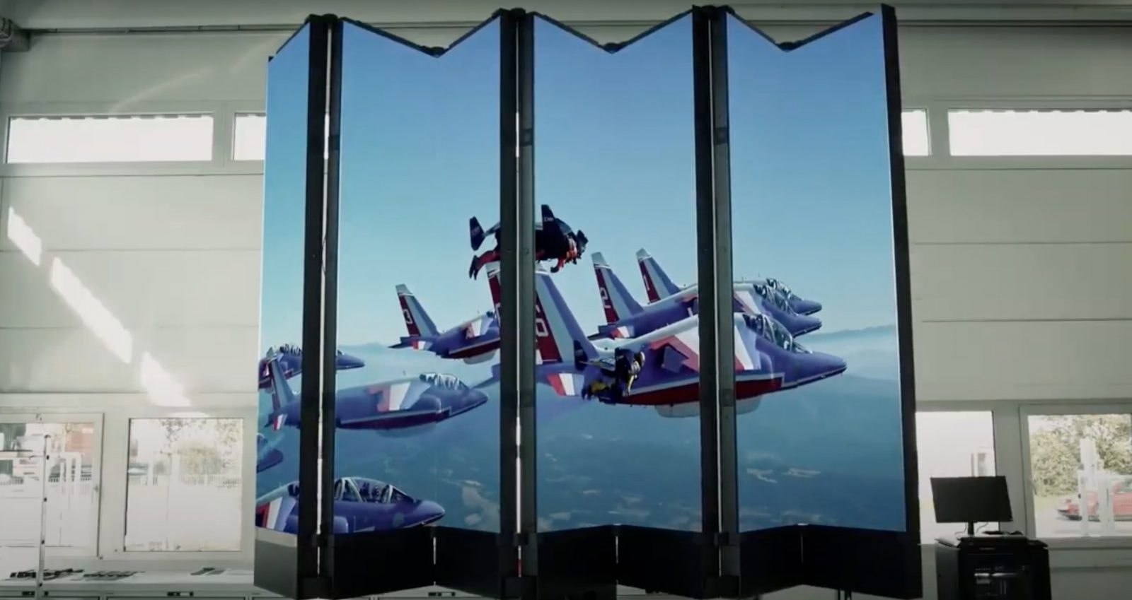 Oto pierwszy na świecie telewizor ze składanym ekranem. Ma 165 cali i kosztuje 1,5 mln złotych