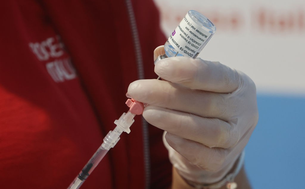 Szczepionka na COVID-19 w cenie wycieczki. Powstał nowy trend – „turystyka szczepionkowa”