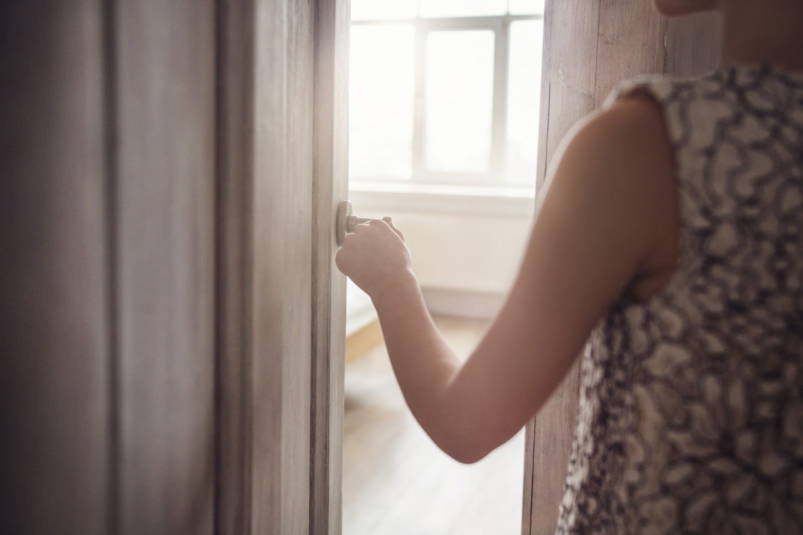 Dlaczego przekraczając próg zapominamy, po co przyszliśmy? Wyjaśniono “efekt drzwi”