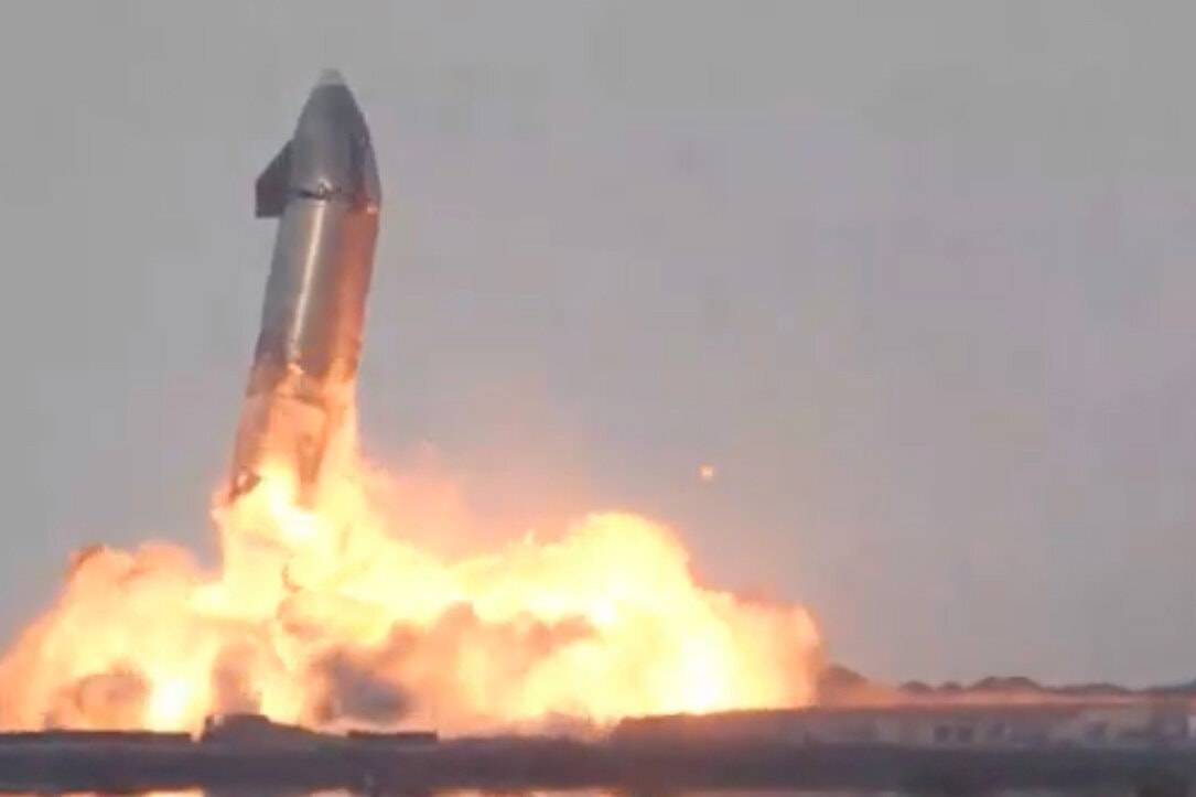 Nowa rakieta SpaceX w końcu wylądowała. Chwilę później nastąpiła spektakularna eksplozja [WIDEO]