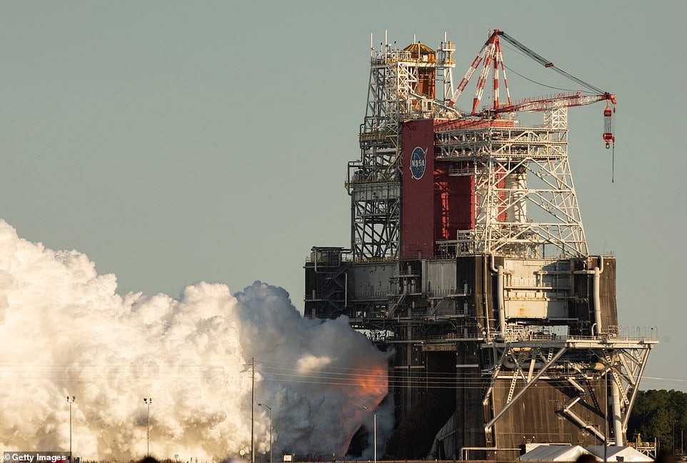NASA przetestowała rakietę SLS. Z silnika posypały się iskry, ale ogłoszono sukces