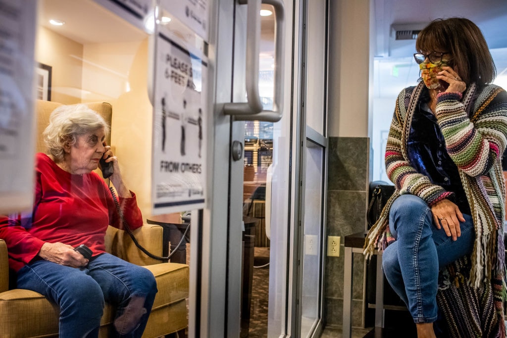 Zalecenia dla zaszczepionych na COVID w USA. Pozwolenie na przytulanie i spotkania bez masek