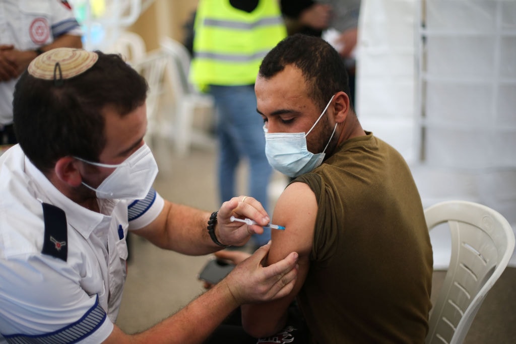 Efekt uboczny szczepionki Pfizer? Izrael bada związek z zapaleniem mięśnia sercowego