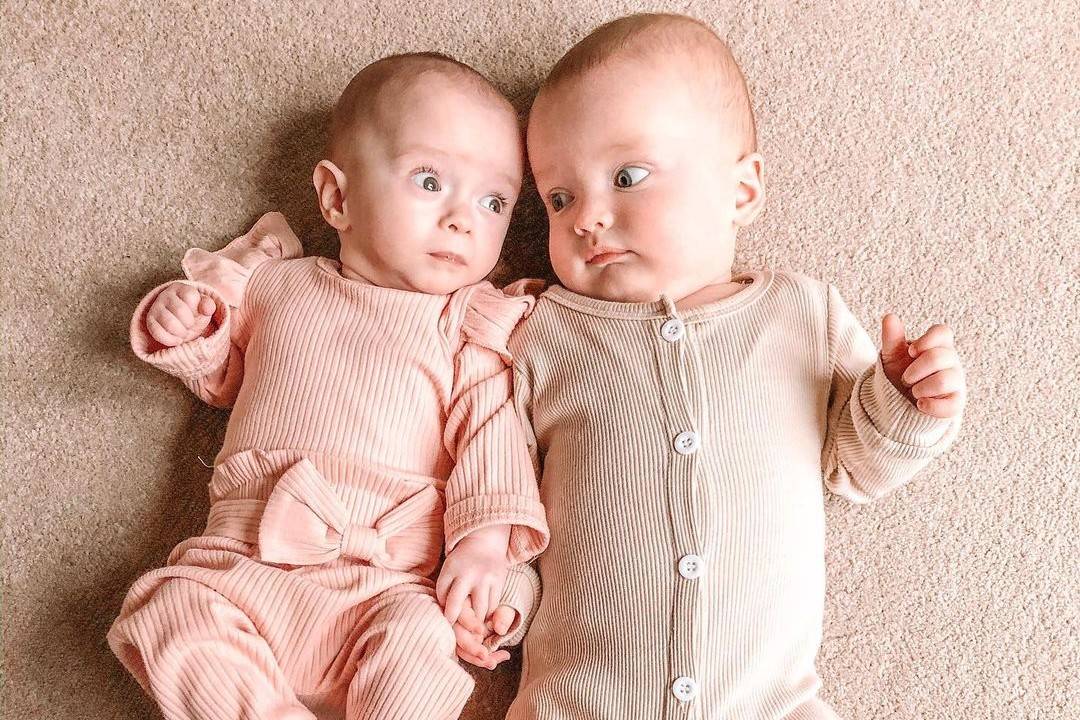 Ta dwójka to bliźnięta, choć poczęte w odstępie trzech tygodni. Ich mama zaszła w ciążę będąc w ciąży