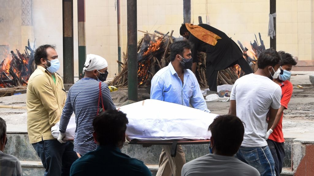 Druzgocąca druga fala COVID-19 w Indiach. Krematoria działają dzień i noc