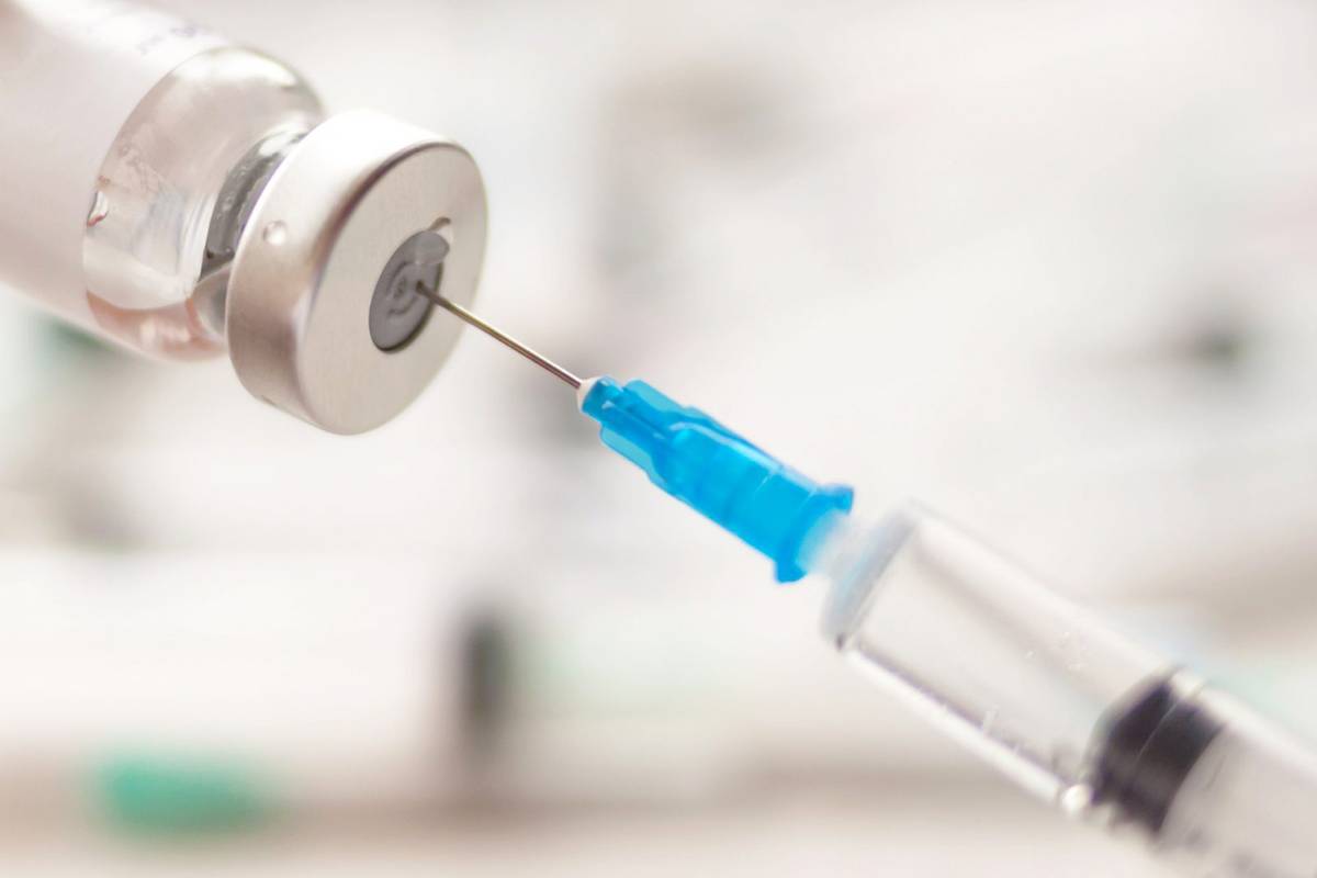 Francuska szczepionka ma chronić przed nowymi wariantami COVID-19. Wielka Brytania już zamówiła 100 mln dawek