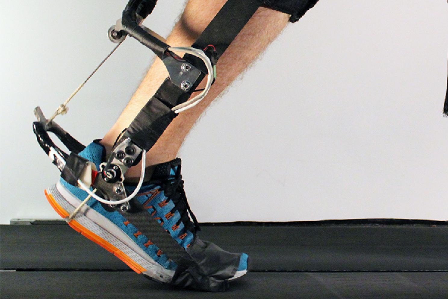 Dzięki tym egzoszkieletom będziemy poruszać się szybciej. „Prędkość chodzenia wzrosła o 40%”