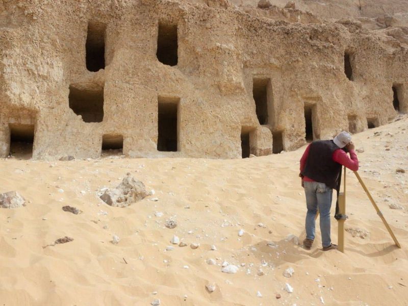 Egipscy archeolodzy przypadkowo odkryli 250 grobowców. Mogą liczyć ponad 4 tys. lat
