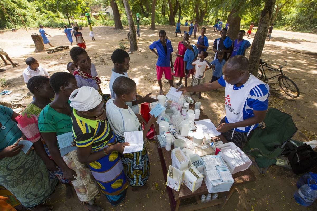 Zarazili siedmiu ochotników malarią, żeby uratować miliony