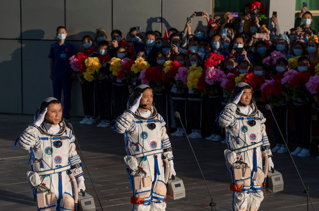 Pierwsi astronauci z Chin lecą na stację kosmiczną Państwa Środka. To historyczna misja