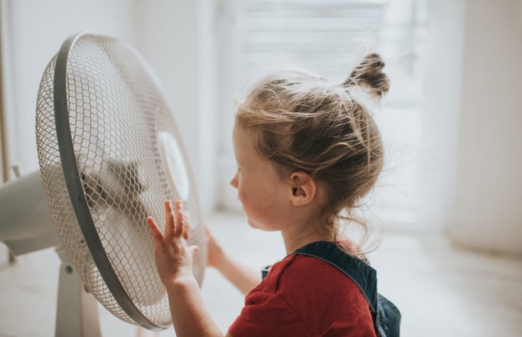 Jak ochłodzić mieszkanie lub dom? Bez klimatyzacji też jest to możliwe