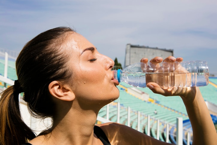 Jak się zdrowo nawodnić? Co pić w czasie upałów