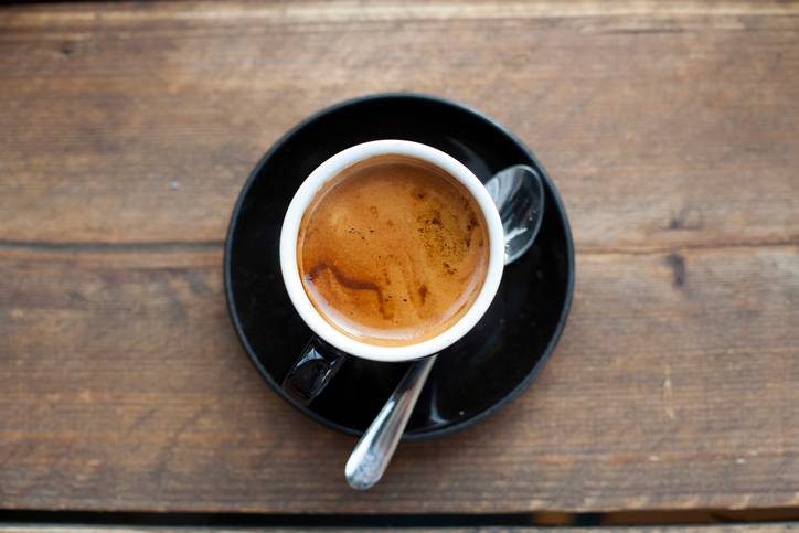 Kawa korzystnie wpływa na wątrobę. Prozdrowotne działanie ma klasyczna mała czarna, ale też bezkofeinowa