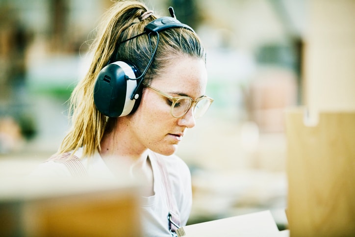 Nauszniki jako alkomat. Alkohol można wykryć przez uszy – twierdzą naukowcy