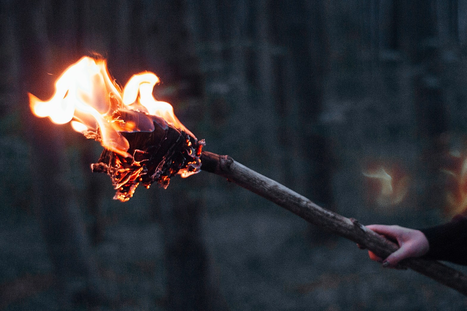 Wyobraź sobie, że żyjesz w paleolicie. Czym najlepiej oświetlisz jaskinię?