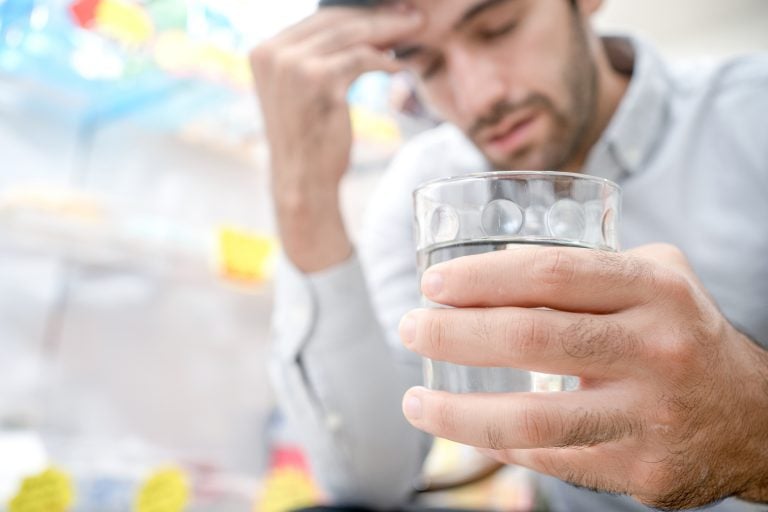 „Jestem tak skacowany, że umieram”. Naukowcy odkryli, że na kaca może pomóc lek dla astmatyków. Jest tylko jedno „ale”