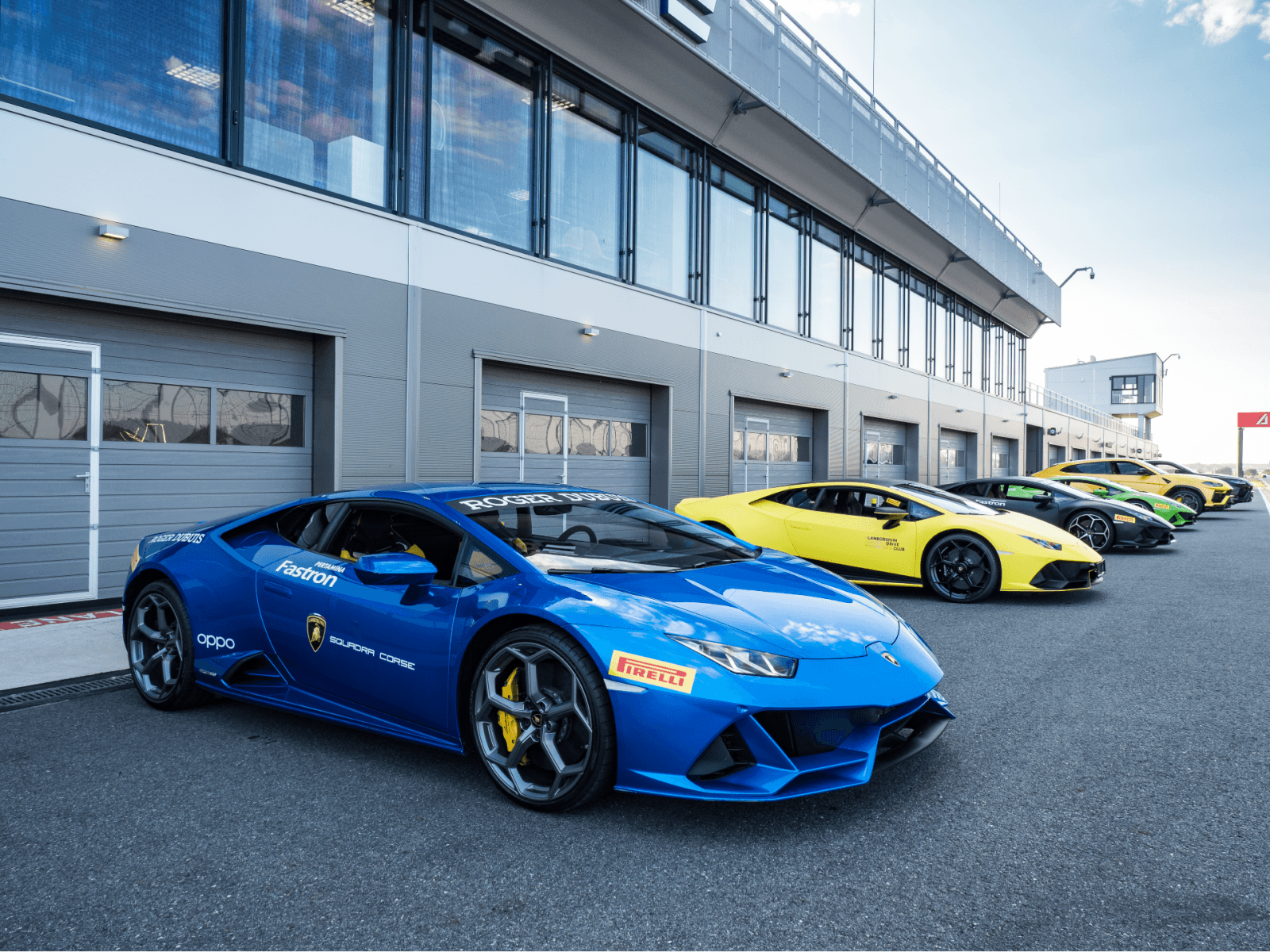 „Trzeba mieć szacunek dla praw fizyki”. Trener Lamborghini Drive Club o tajnikach jazdy najszybszymi sportowymi autami