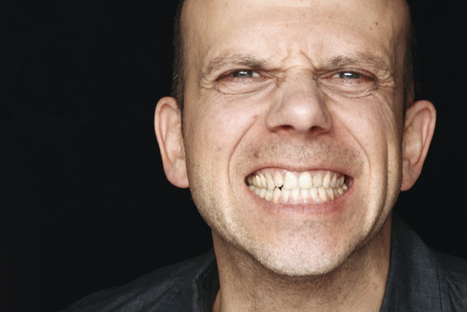 Wizyta u stomatologa czy w izbie tortur? W odchudzaniu pomagają magnetyczne zaciski na zęby