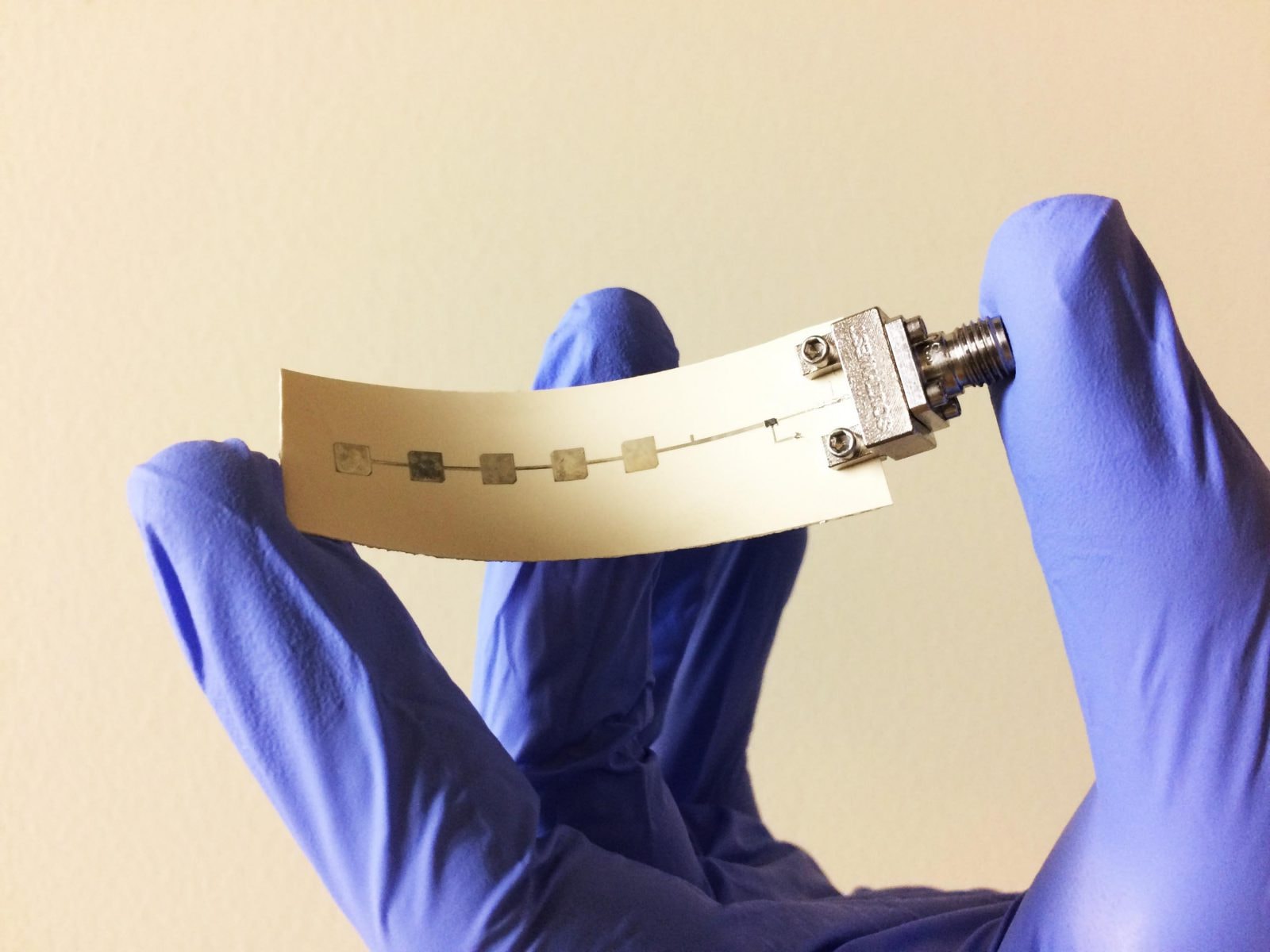 Prąd z powietrza i za darmo. Jak naładować telefon? Wkrótce naładuje się sam