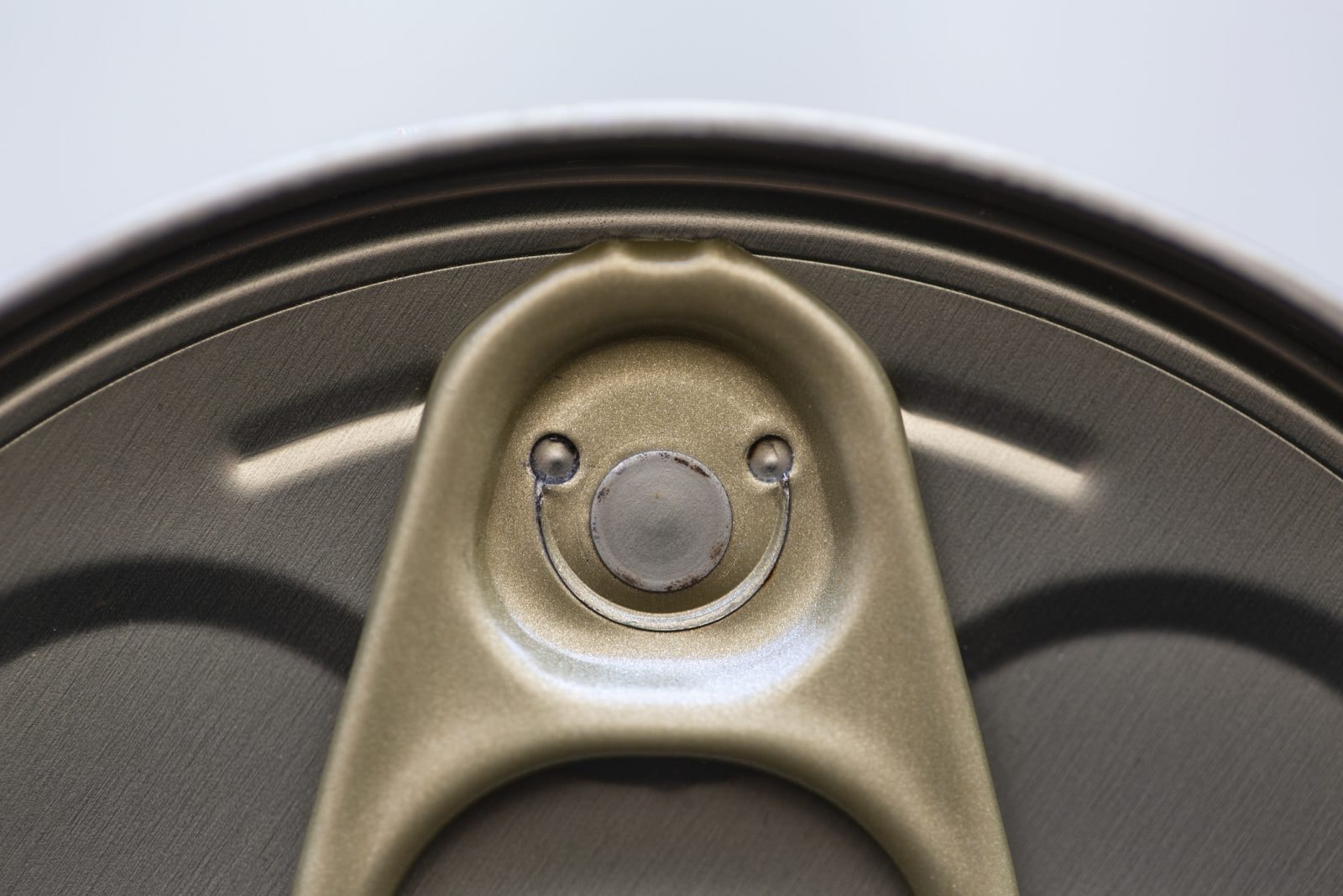 Uśmiechnięta puszka? Nasz mózg reaguje na nią tak samo, jak na prawdziwą twarz