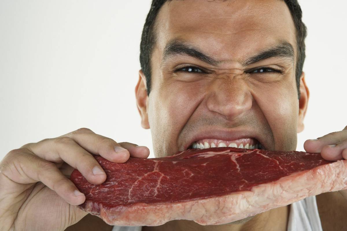 Prawdziwy facet kocha mięso? Badania potwierdzają, że mężczyźni jedzą więcej wołowiny i drobiu, żeby czuć się „bardziej męsko”