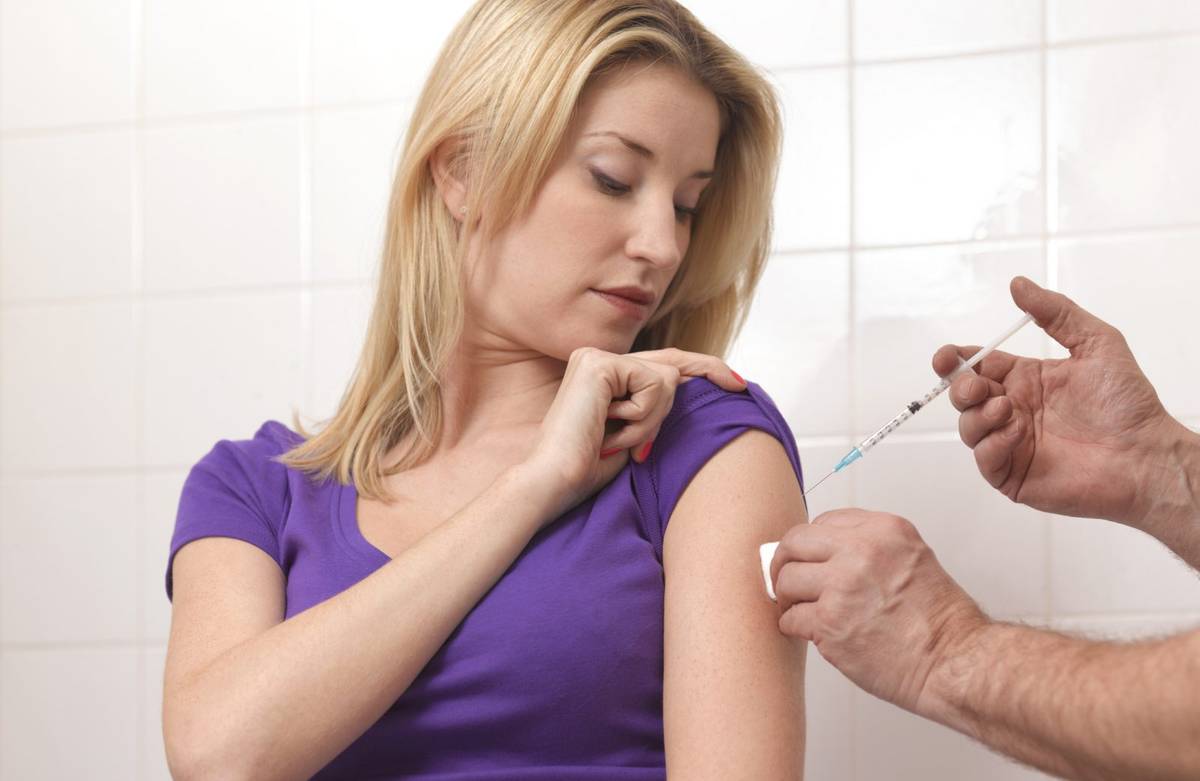 Szczepionka na grypę częściowo chroni także przed COVID-19. Zapobiega najcięższym powikłaniom