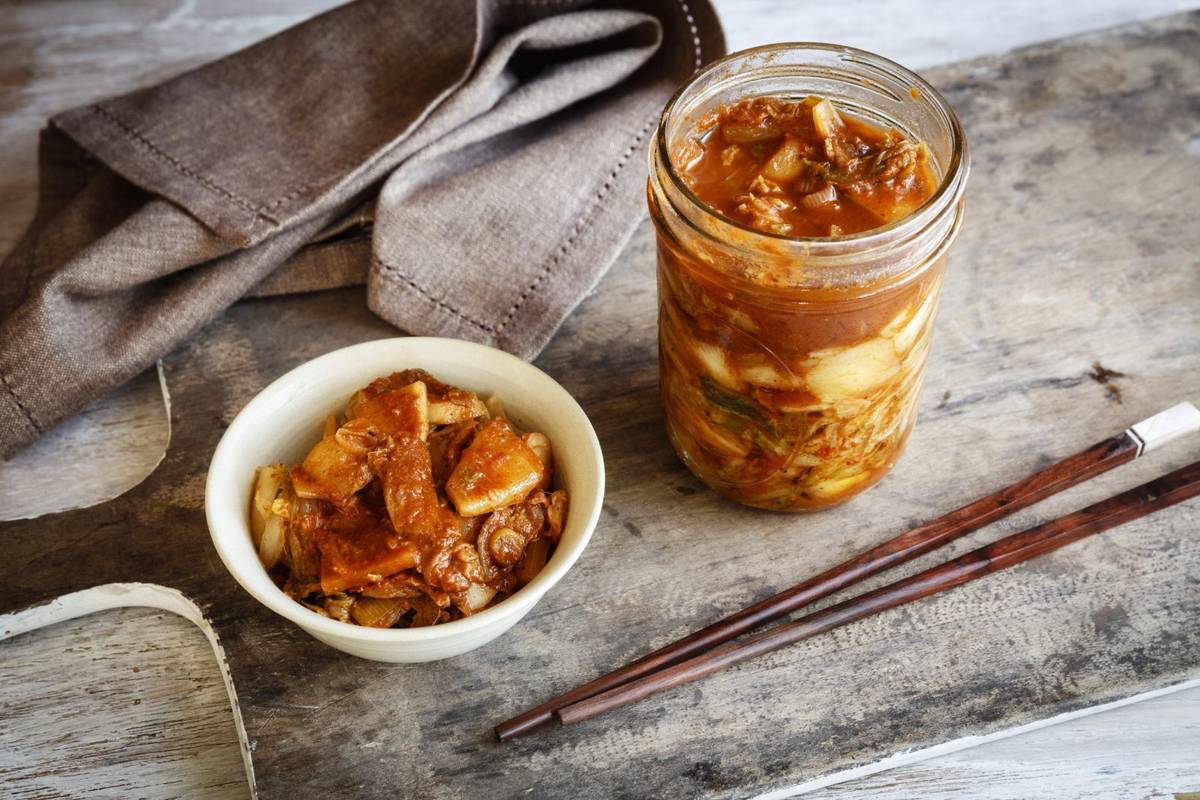 Kefir, kimchi i inne kiszonki korzystnie wpływają na florę jelitową. Sprzyjają też łagodzeniu stanów zapalnych