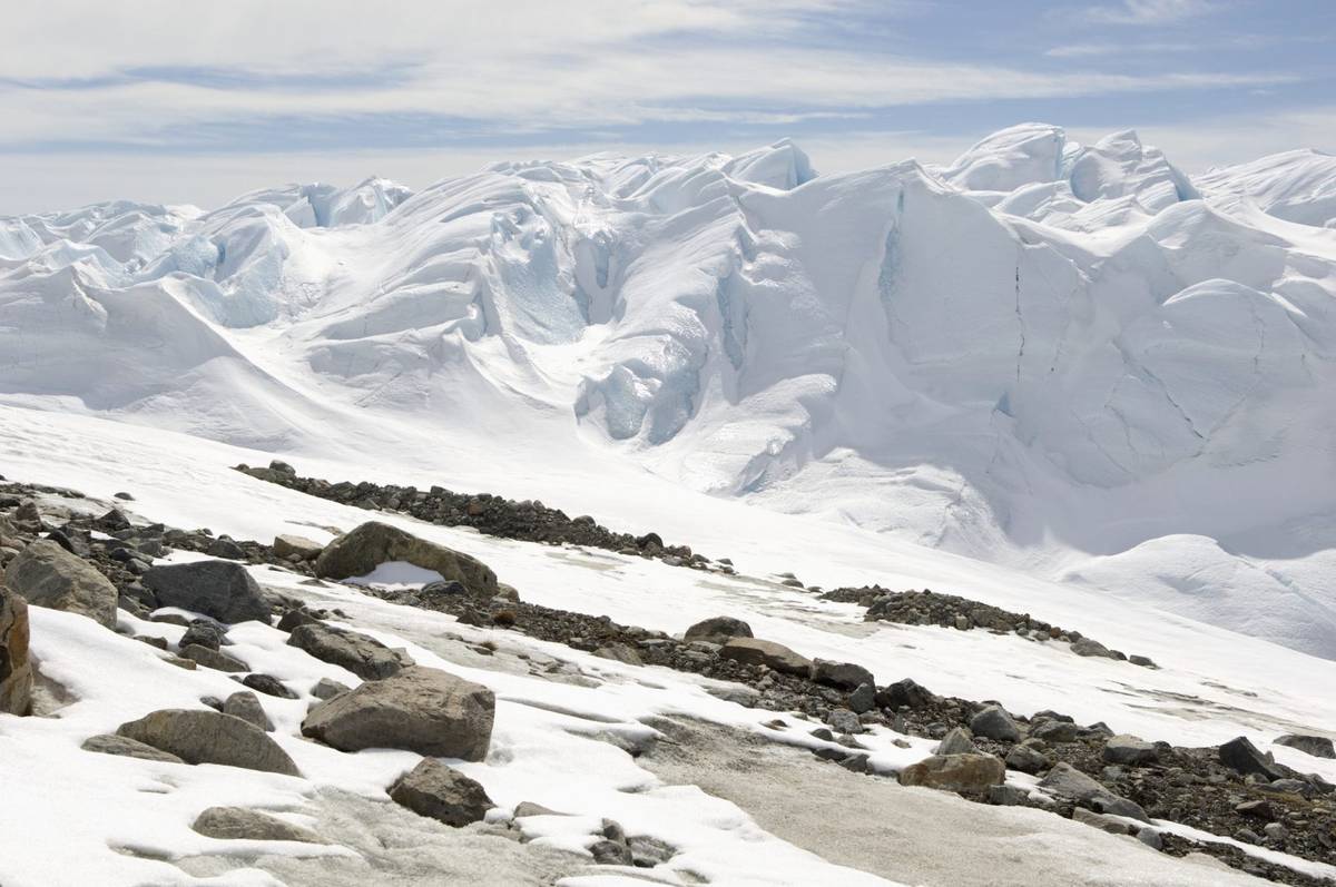 Po raz pierwszy w historii na „dach Grenlandii” spadł deszcz. Stopniało rekordowo dużo lodu
