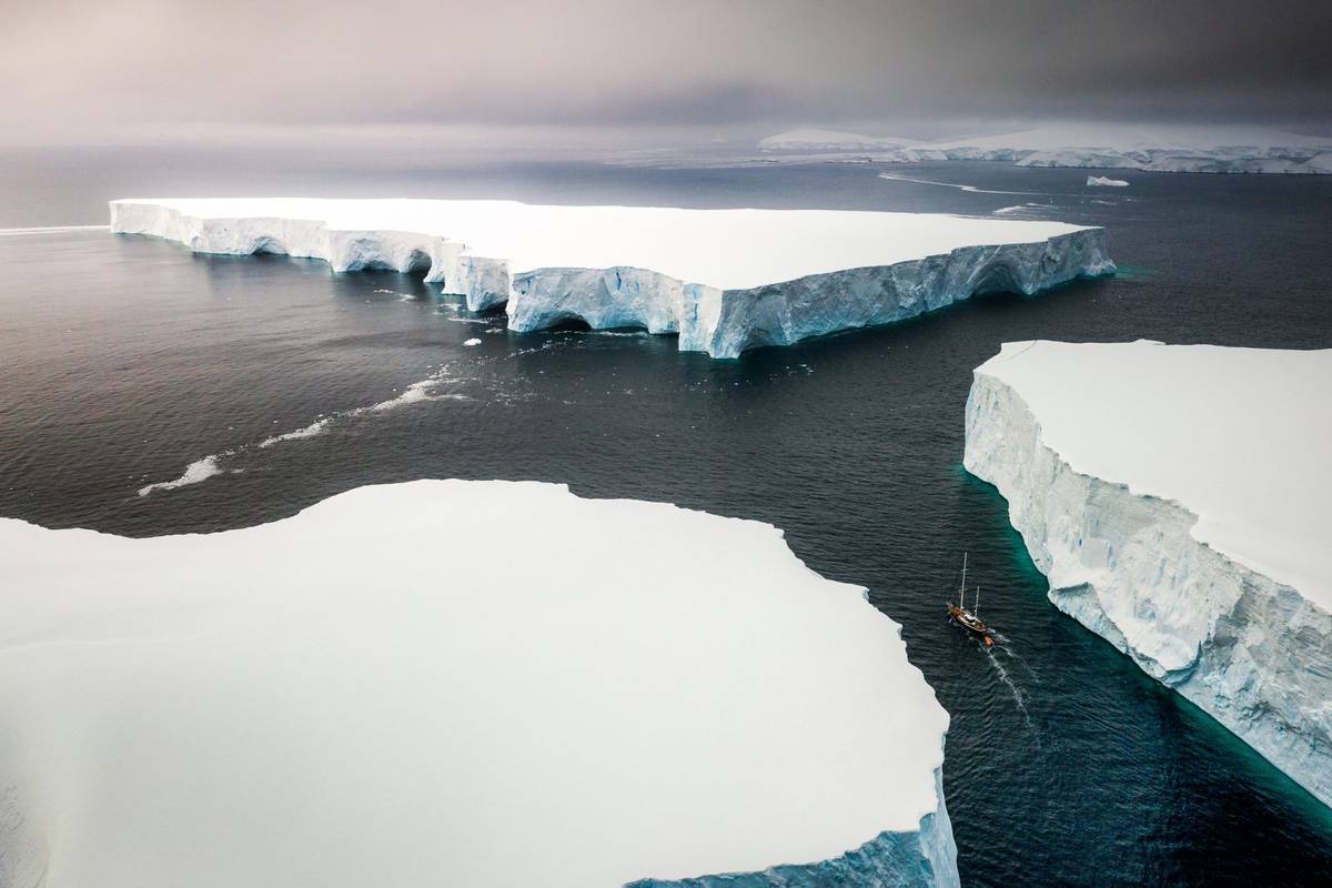 Antarktyda ledwo uniknęła potężnego zderzenia z górą lodową. Pokazano zdjęcia satelitarne