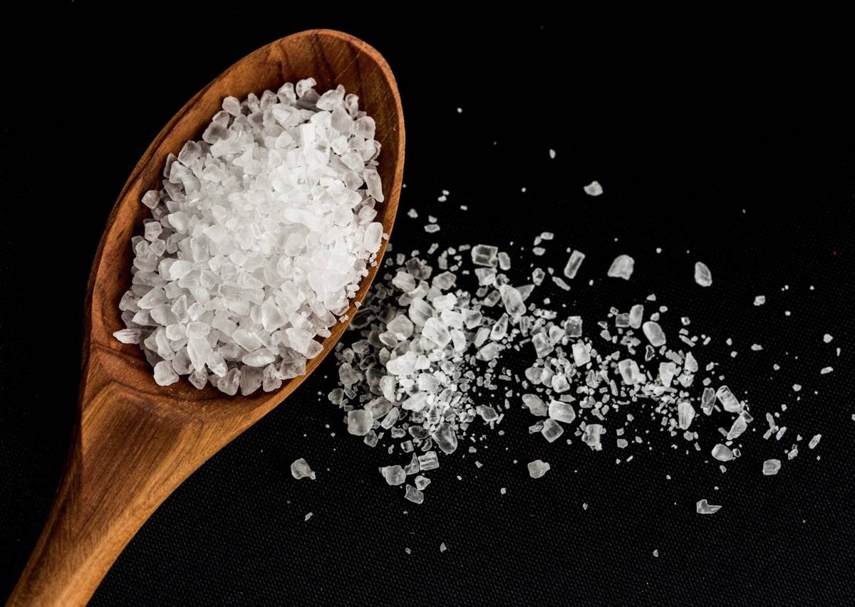 Chcesz żyć dłużej? Wyeliminuj sól z diety. Naukowcy przebadali doskonały zamiennik soli