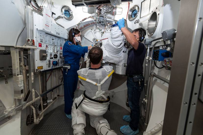 z-czego-beda-zrobione-nowe-majtki-dla-astronautow-pracuja-na-nimi-naukowcy-z-esa-fot-nasa-robert-markowitz