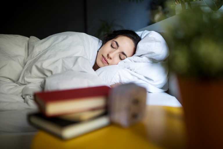 Weekendowe odsypianie znowu na cenzurowanym. „Social jet lag” nasila stany lękowe u nastolatków