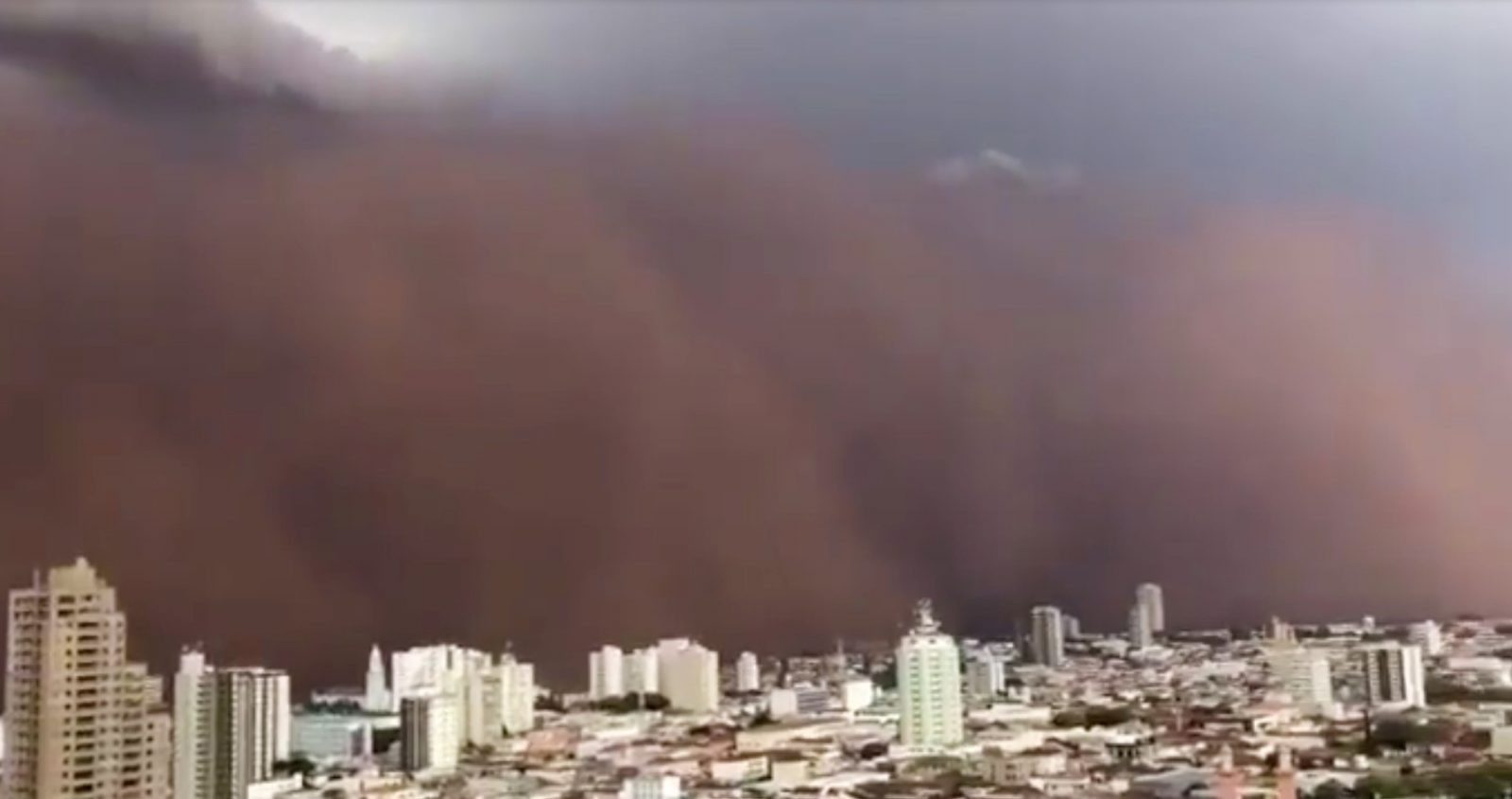 Wielka chmura pyłu i piasku zasypała Sao Paulo. Takich burz będzie więcej? [WIDEO]