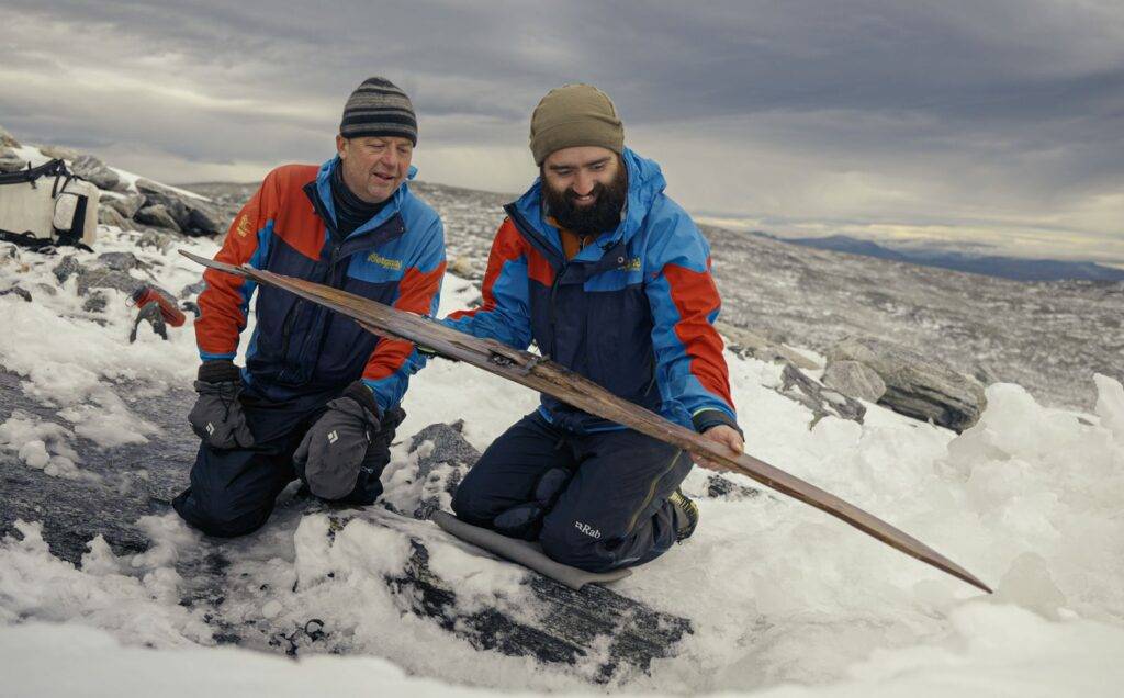 Topniejący lodowiec w Norwegii odsłonił parę doskonale zachowanych nart. Mają 1300 lat!