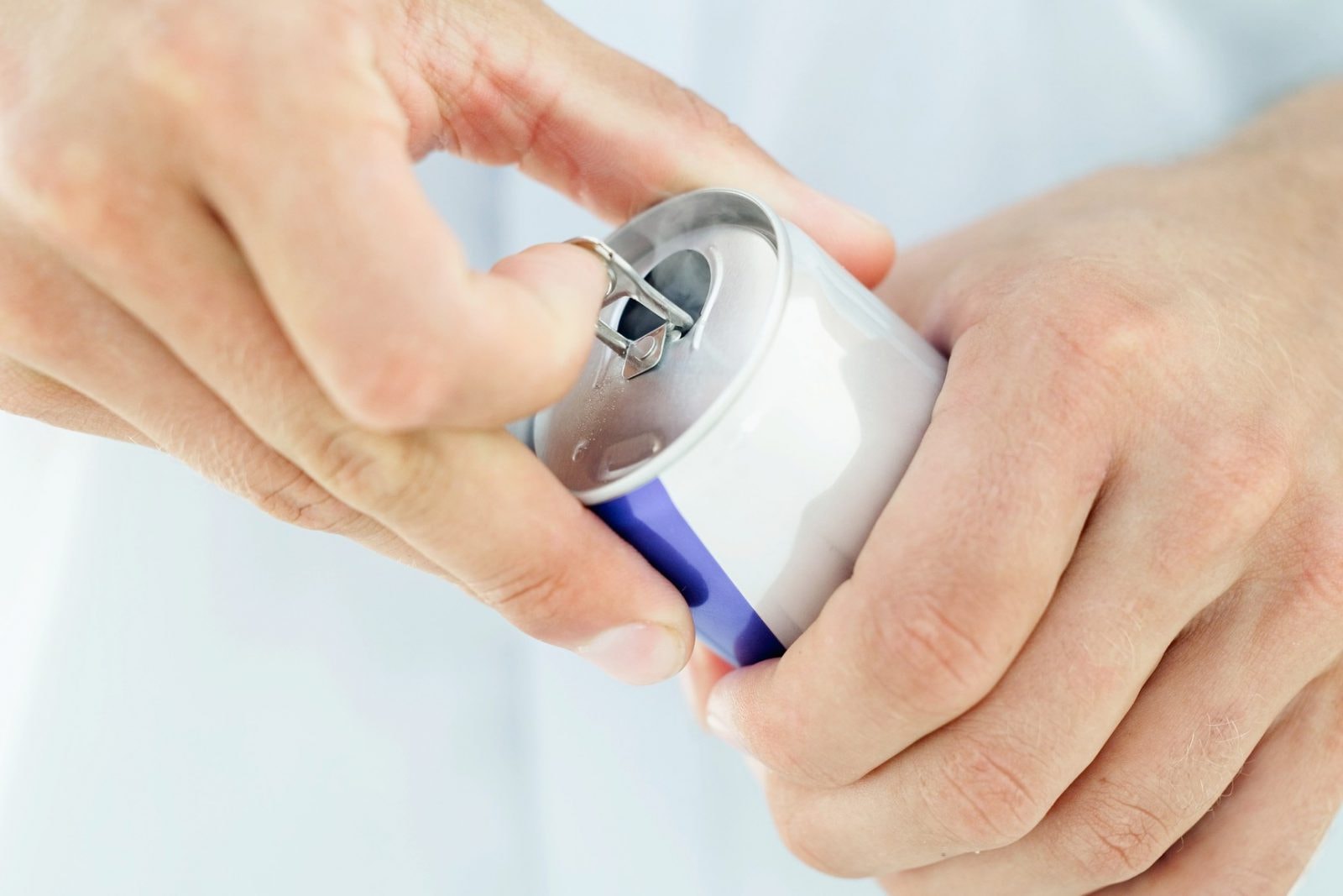 Fani energetyków częściej przekraczają prędkość. Za wszystko odpowiada „genetyczna potrzeba ekscytacji”?