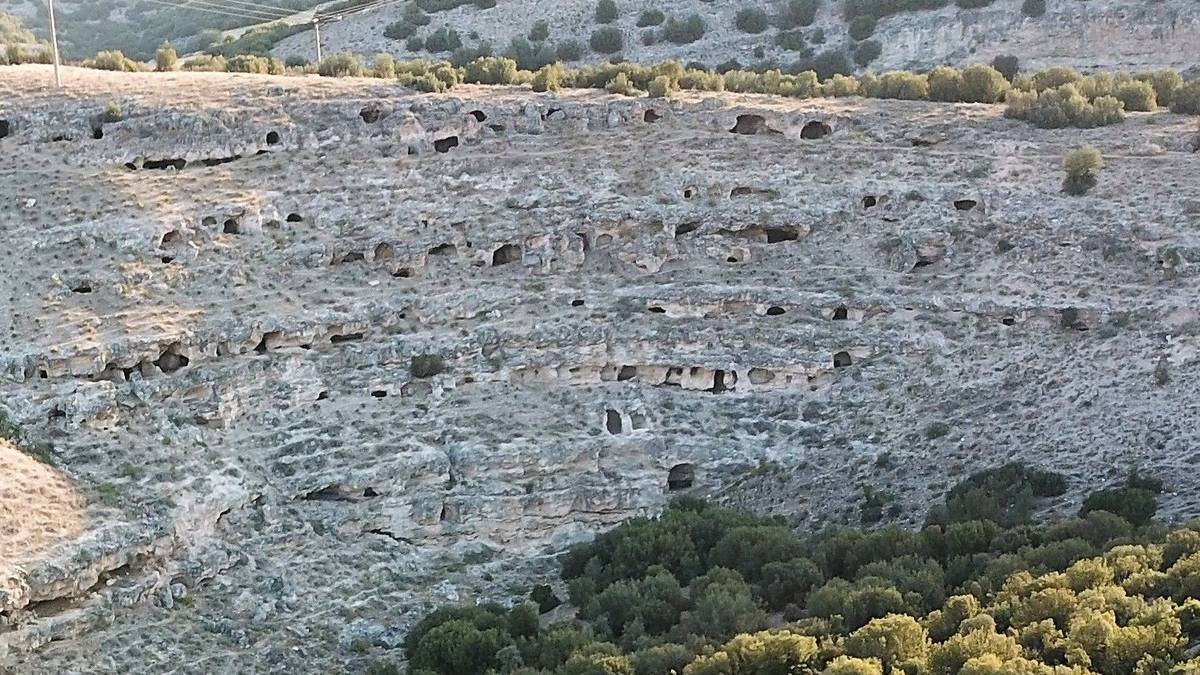 W Turcji znaleziono 400 grobowców wykutych w zboczu skały. Największa taka nekropolia na świecie?