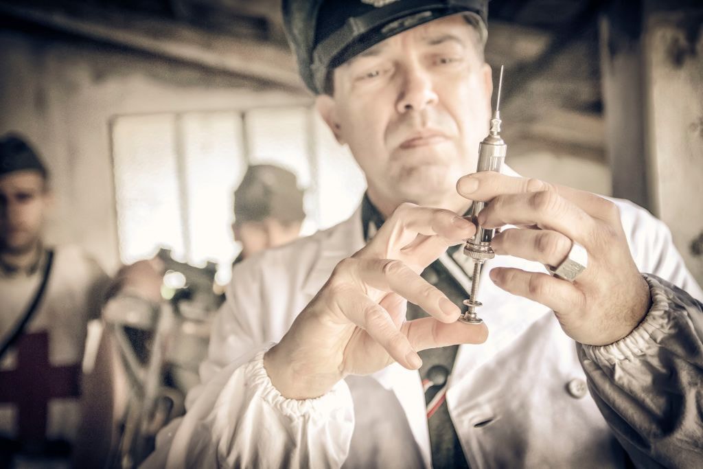 Bolesne ukłucie. Jak podawano szczepionki, zanim wynaleziono strzykawki?