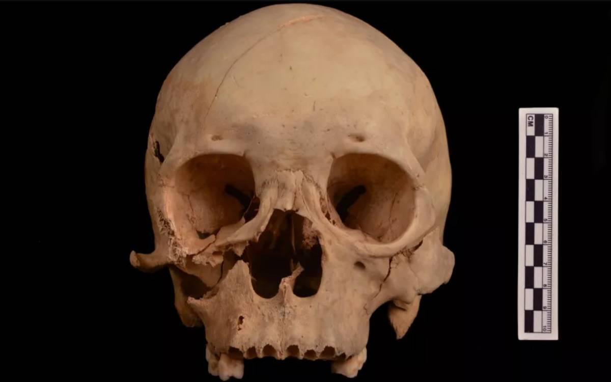 Tajemnica morderstwa sprzed 1300 lat. Szczątki 25-latka i narzędzie zbrodni ukryto w szybie grobowca