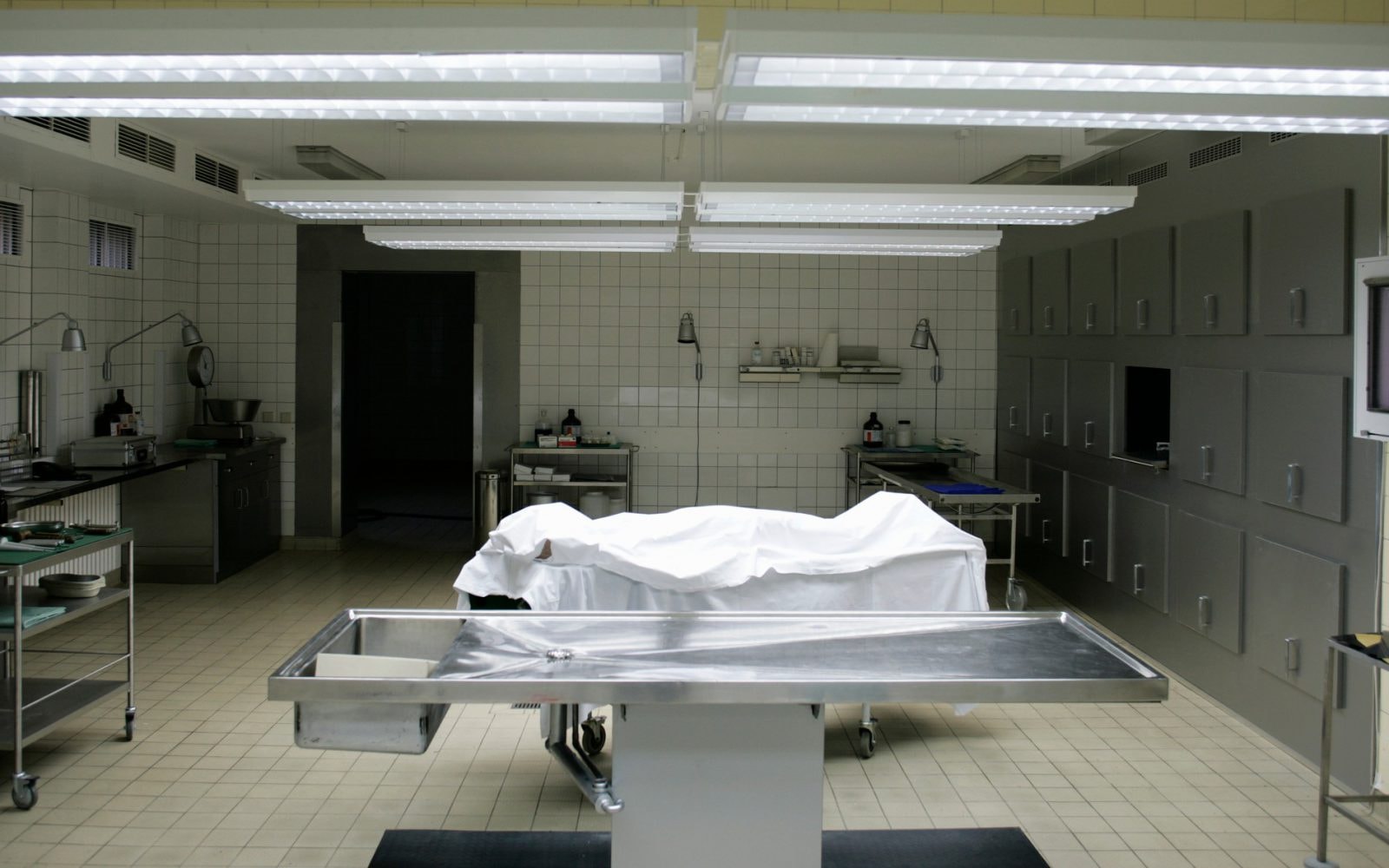 Ciało mężczyzny miało zostać przekazane do badań. Trafiło na biletowany „sekcyjny show”