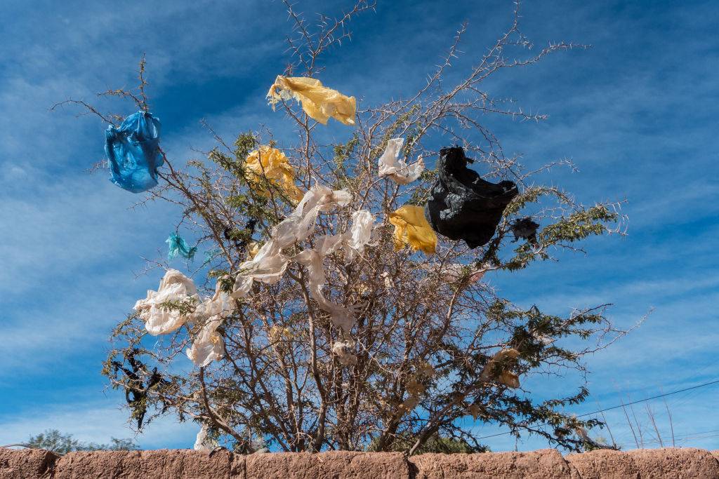 Gdzie trafią pandemiczne śmieci? Na plaże. A zużyte ubrania na pustynię Atakama