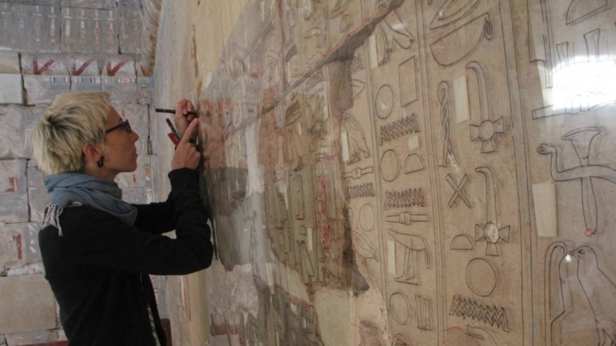 Polscy archeolodzy odkryli, jak powstały dzieła w egipskiej świątyni Hatszepsut. „Mistrzowie poprawiali błędy praktykantów”