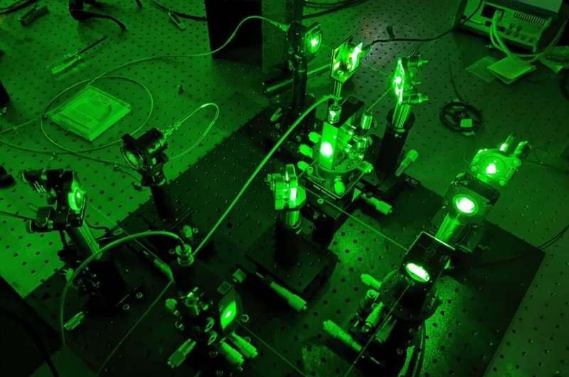 Kamera, która zajrzy pod skórę, czaszkę i przez ścianę. Wykorzystuje do tego tylko światło widzialne