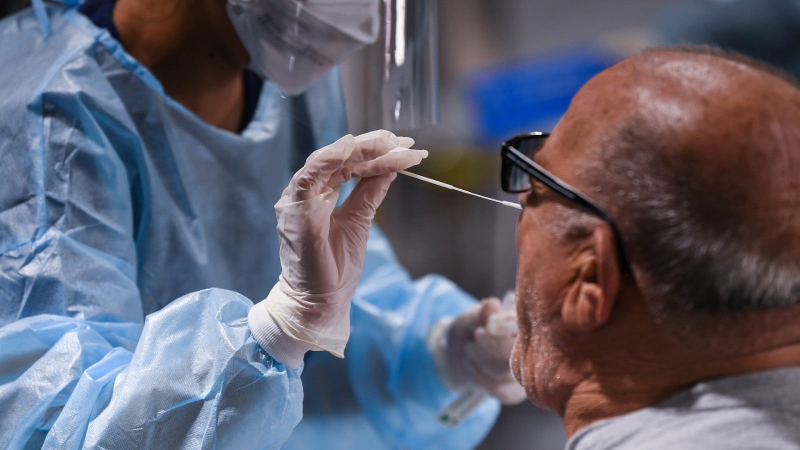 Wariant Omikron raczej łagodny, ale może nie reagować na szczepienia. Ile potrwa produkcja nowej szczepionki?