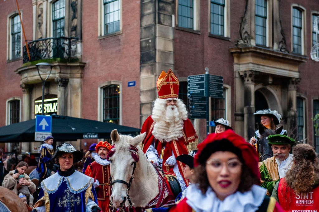Skąd wziął się święty Mikołaj? Od biskupa po straszak na niegrzeczne dzieci i postać z reklam