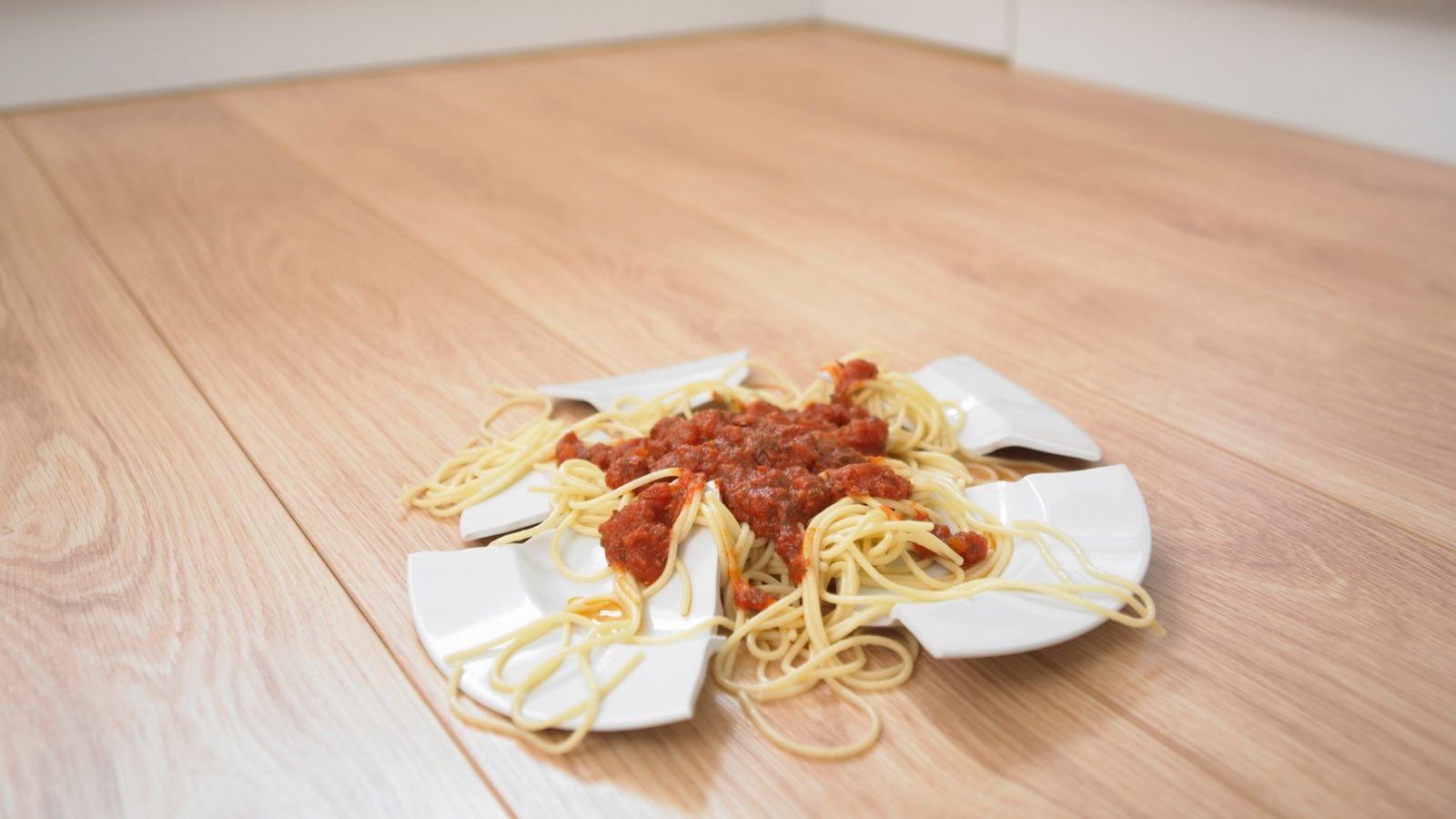 Czy zasada 5 sekund działa? Naukowiec wyjaśnia, co się dzieje, gdy jedzenie spada na podłogę