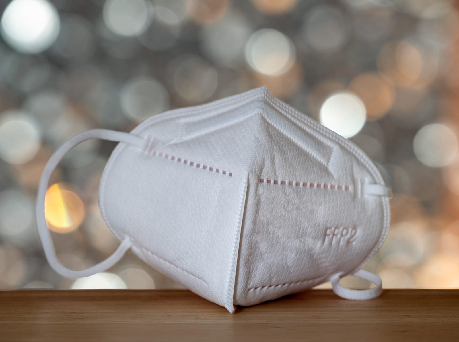 Maseczki aż tysiąckrotnie zmniejszają ryzyko zakażenia COVID-19. Zachowywanie dystansu? Nie działa