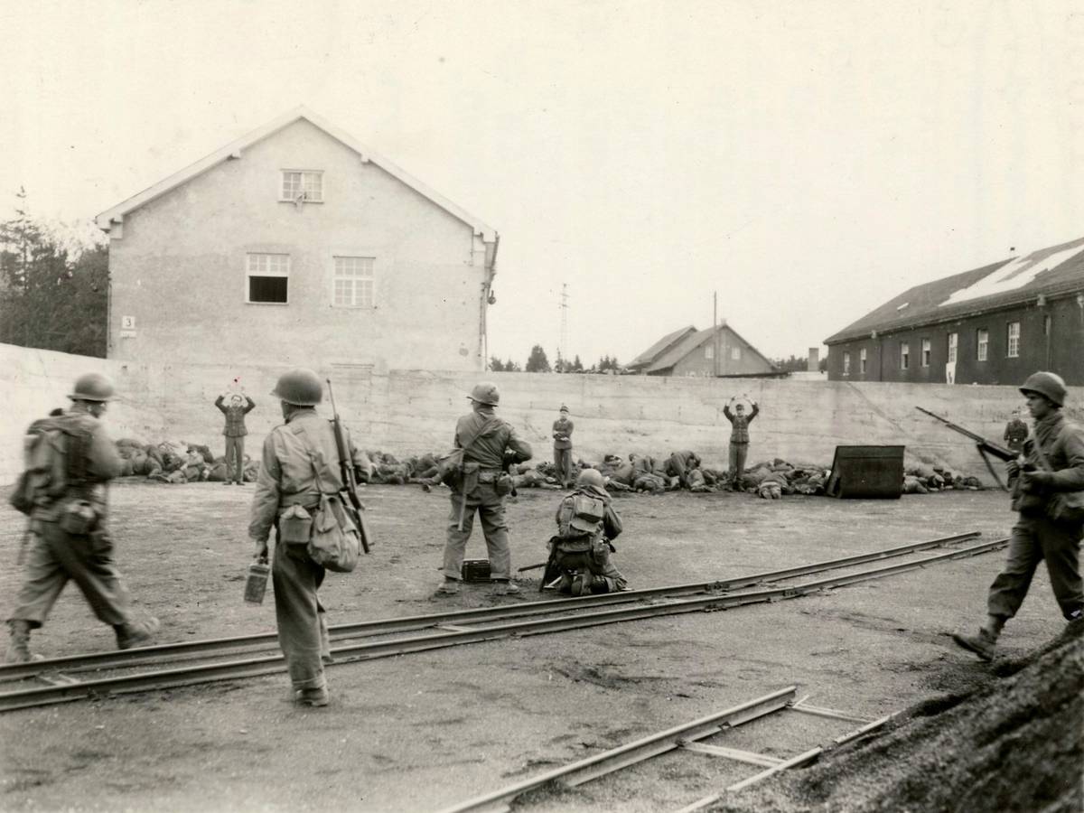 Zemsta w Dachau. Więźniowie i żołnierze USA zmasakrowali kilkuset esesmanów. Jak doszło do tego odwetu?