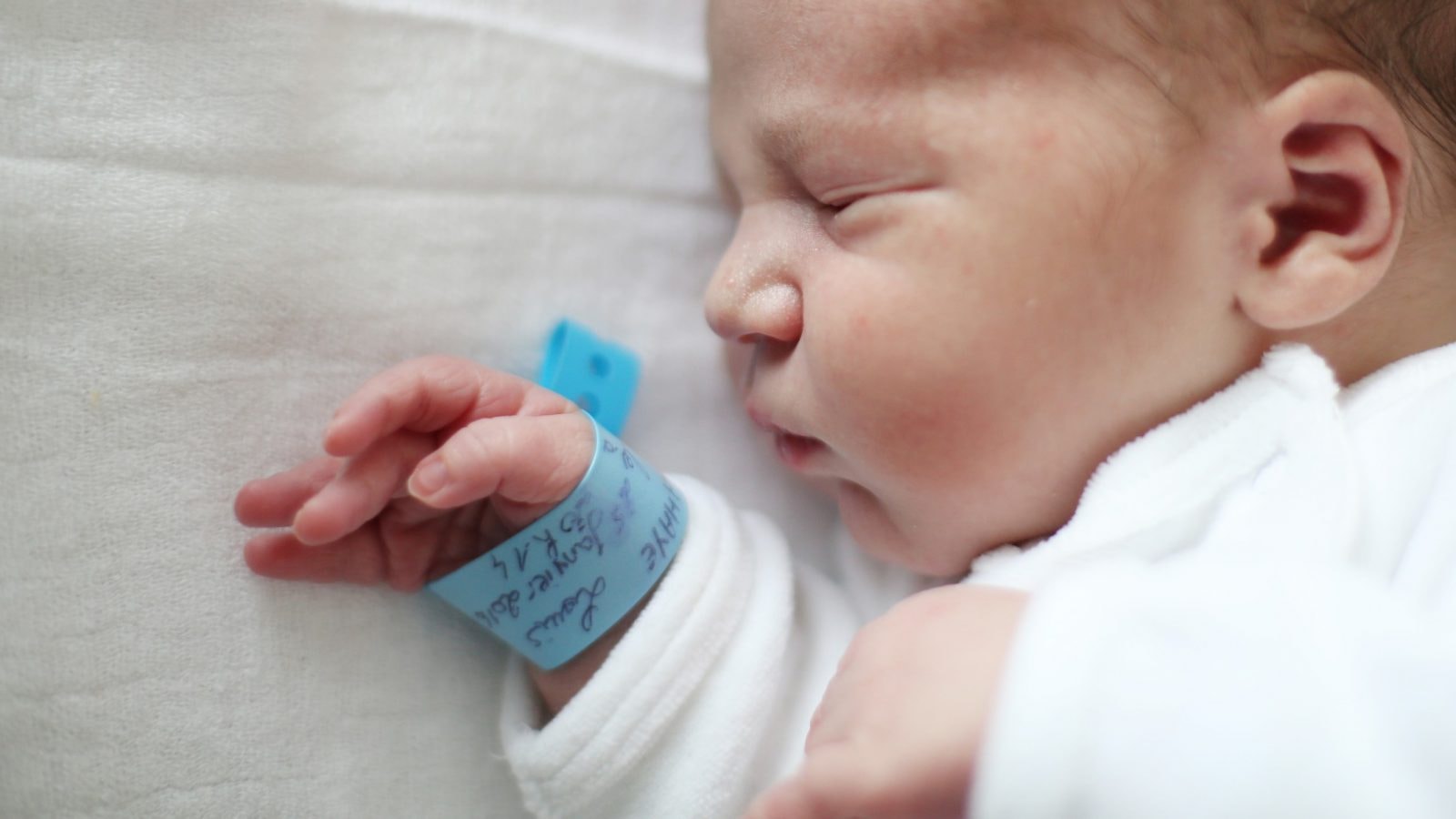 Późniejsze przecięcie pępowiny może zaważyć na życiu niemowląt. Wystarczy 60 sekund