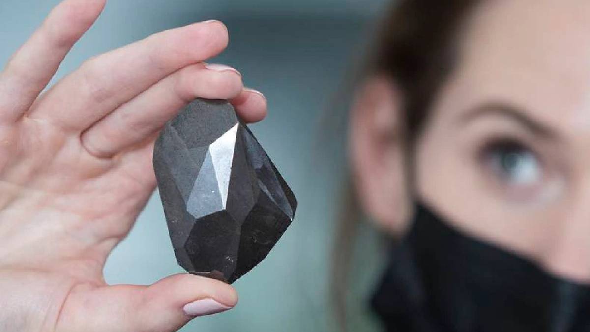 Unikatowy czarny diament trafi na aukcję. Powstał miliardy lat temu po uderzeniu asteroidy