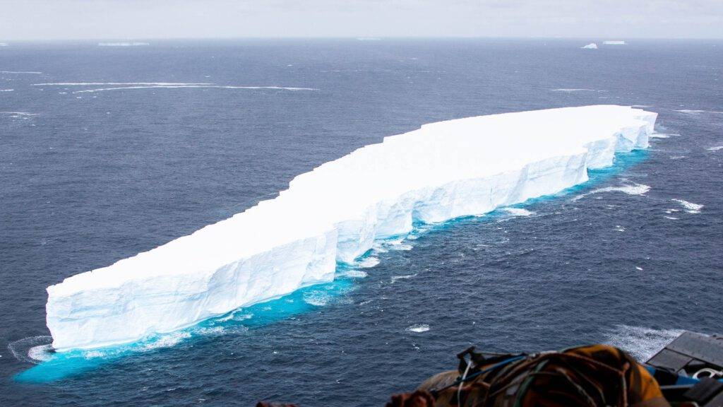 Ogromna góra lodowa A-68a uwolniła do oceanu 152 mld ton słodkiej wody. Jakie będą skutki?